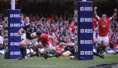 13.02.10 - Wales v Scotland - RBS Six Nations 2010 - Shane Williams of Wales dives in to score try. 