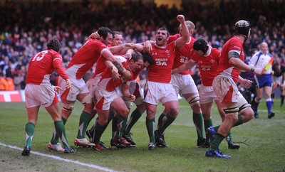 13.02.10 - Wales v Scotland - RBS Six Nations 2010 - Shane Williams of Wales celebrates his try with team mates. 
