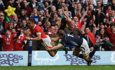 13.02.10 - Wales v Scotland - RBS Six Nations 2010 - Lee Byrne of Wales scores try. 