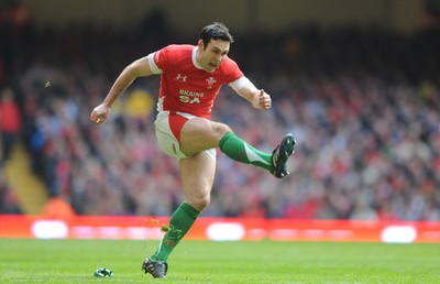 13.02.10 - Wales v Scotland - RBS Six Nations 2010 - Stephen Jones of Wales converts a penalty. 