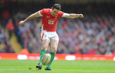 13.02.10 - Wales v Scotland - RBS Six Nations 2010 - Stephen Jones of Wales converts a penalty. 
