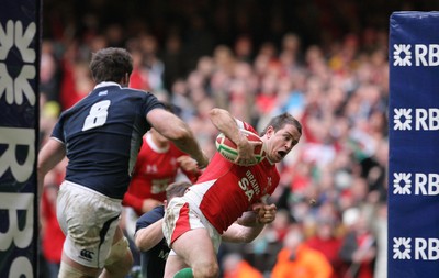 13.02.10 Wales v Scotland... Shane Williams runs in to score try .
