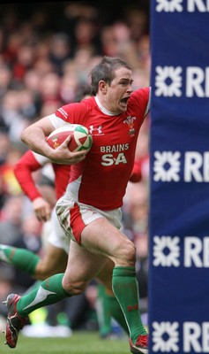 13.02.10 Wales v Scotland... Shane Williams runs in to score try .