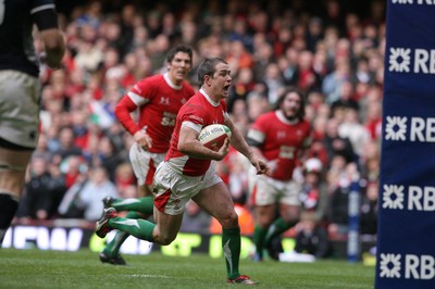 13.02.10 Wales v Scotland... Shane Williams runs in to score try .