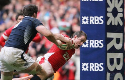 13.02.10 Wales v Scotland... Shane Williams runs in to score try .