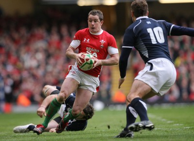 13.02.10 Wales v Scotland... Shane Williams takes on Dan Parks after beating Sean Lamont. .