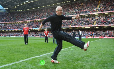 13.02.10 - Wales v Scotland - RBS Six Nations 2010 - BBC Radio 2 breakfast show presenter Chris Evans takes his second kick during half time. 