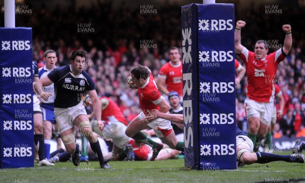 13.02.10 - Wales v Scotland - RBS Six Nations 2010 - Shane Williams of Wales dives in to score try. 