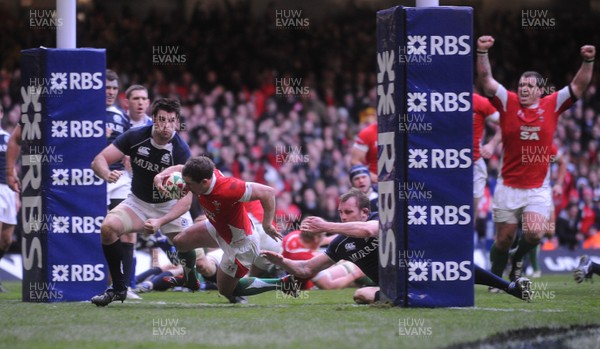13.02.10 - Wales v Scotland - RBS Six Nations 2010 - Shane Williams of Wales dives in to score try. 
