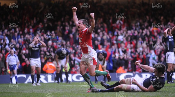 13.02.10 - Wales v Scotland - RBS Six Nations 2010 - Shane Williams of Wales celebrates his try. 