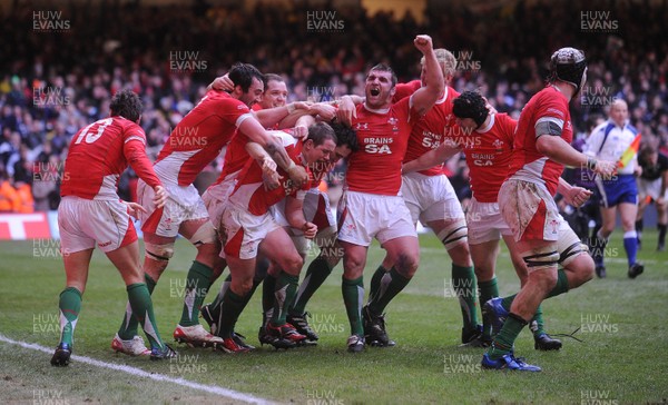 13.02.10 - Wales v Scotland - RBS Six Nations 2010 - Shane Williams of Wales celebrates his try with team mates. 