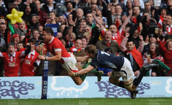 13.02.10 - Wales v Scotland - RBS Six Nations 2010 - Lee Byrne of Wales scores try. 