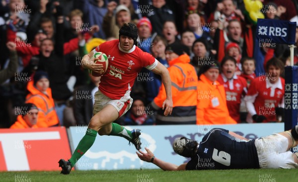 13.02.10 - Wales v Scotland - RBS Six Nations 2010 - Leigh Halfpenny of Wales runs in to score try. 