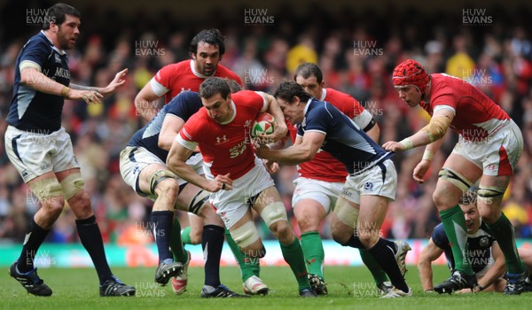 13.02.10 - Wales v Scotland - RBS Six Nations 2010 - Sam Warburton of Wales powers through. 