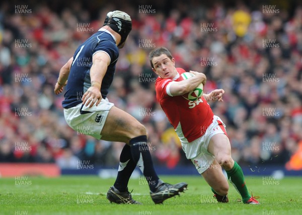 13.02.10 - Wales v Scotland - RBS Six Nations 2010 - Shane Williams of Wales looks for away through. 