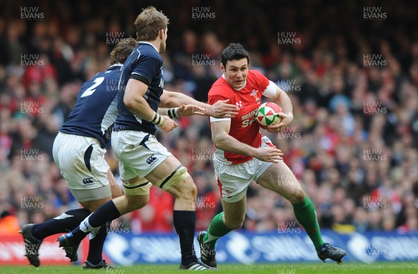 13.02.10 - Wales v Scotland - RBS Six Nations 2010 - Stephen Jones of Wales looks for away through. 