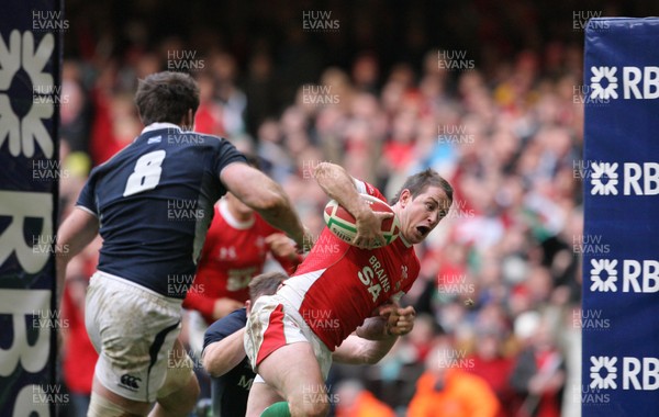 13.02.10 Wales v Scotland... Shane Williams runs in to score try .