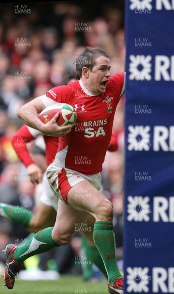 13.02.10 Wales v Scotland... Shane Williams runs in to score try .