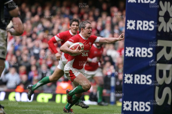 13.02.10 Wales v Scotland... Shane Williams runs in to score try .