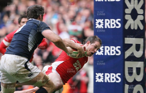 13.02.10 Wales v Scotland... Shane Williams runs in to score try .