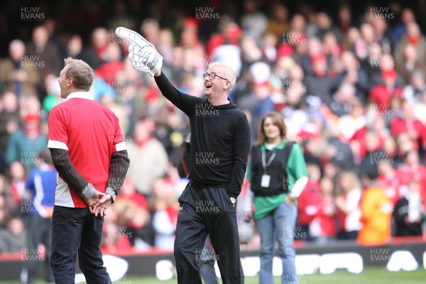 13.02.10 Wales v Scotland... Radio 2 dj Chris Evans at half time. 