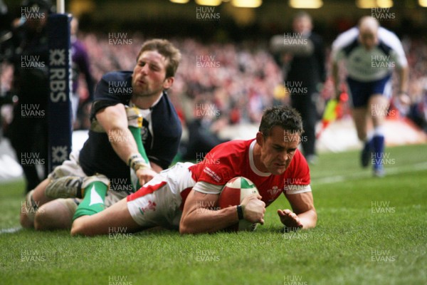 13.02.10 Wales v Scotland... Lee Byrne scores try.. 