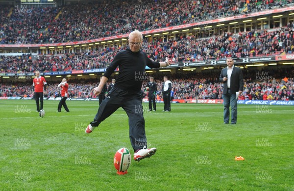 13.02.10 - Wales v Scotland - RBS Six Nations 2010 - BBC Radio 2 breakfast show presenter Chris Evans takes his first kick during half time. 