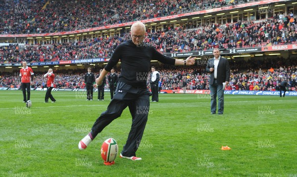 13.02.10 - Wales v Scotland - RBS Six Nations 2010 - BBC Radio 2 breakfast show presenter Chris Evans takes his first kick during half time. 