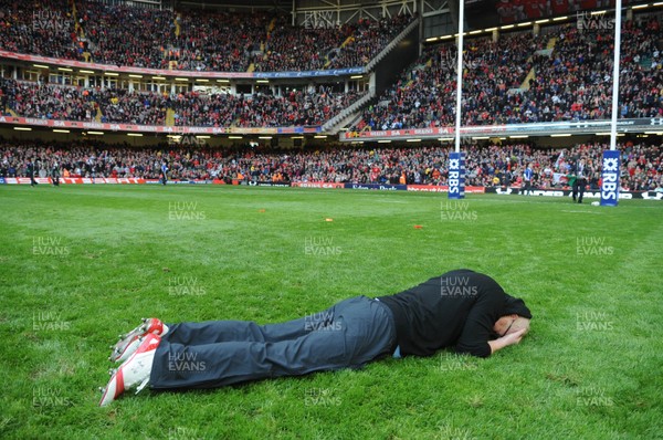 13.02.10 - Wales v Scotland - RBS Six Nations 2010 - BBC Radio 2 breakfast show presenter Chris Evans looks dejected after missing his second kick. 