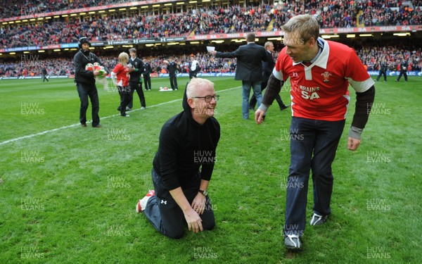 13.02.10 - Wales v Scotland - RBS Six Nations 2010 - BBC Radio 2 breakfast show presenter Chris Evans looks dejected after missing his second kick. 
