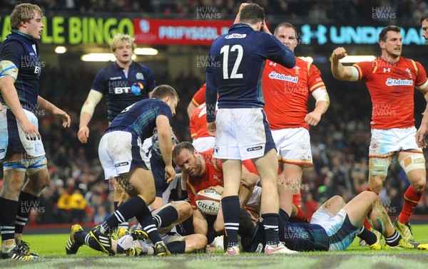 130216 - Wales v Scotland - RBS 6 Nations 2016 -Jamie Roberts of Wales scores try