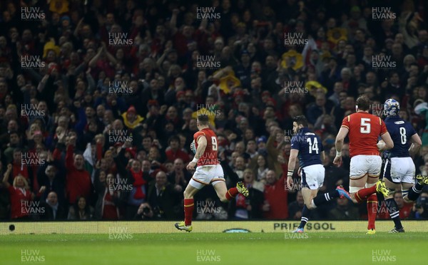 130216 - Wales v Scotland - RBS 6 Nations 2016 - Gareth Davies of Wales runs in to score a try