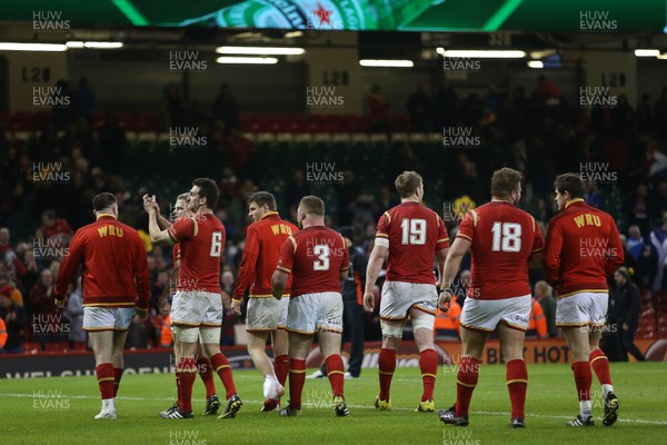 130216 - Wales v Scotland - RBS 6 Nations 2016 - The Wales team thank the fans at full time