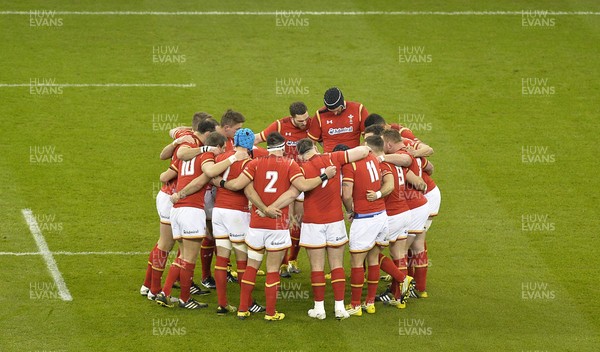 130216 - Wales v Scotland - RBS 6 Nations 2016 - The Wales players huddle