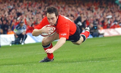14-02-04. Wales v Scotland RBS Six Nations. Wales' Rhys Williams dives over to score try  Pic: James Davies/