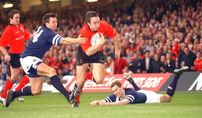 14-02-04. Wales v Scotland RBS Six Nations. Wales' Rhys Williams evades tackle from Simon Danielli (left) to score try.  Pic: James Davies/