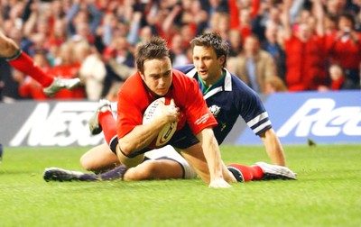14-02-04. Wales v Scotland RBS Six Nations. Wales' Rhys Williams dives over to score try  Pic: James Davies/