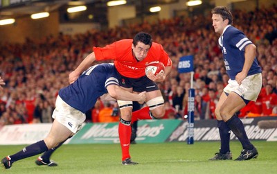 14-02-04. Wales v Scotland RBS Six Nations. Wales' Jonathan Thomas tries to shake off Andrew Henderson.  Pic: James Davies/