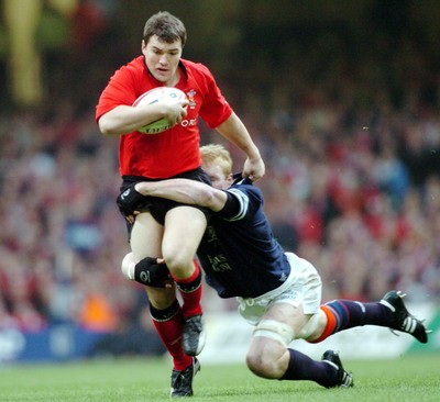14-02-04. Wales v Scotland RBS Six Nations. Wales' Iestyn Harris is caught by Cameron Mather  Pic: James Davies/