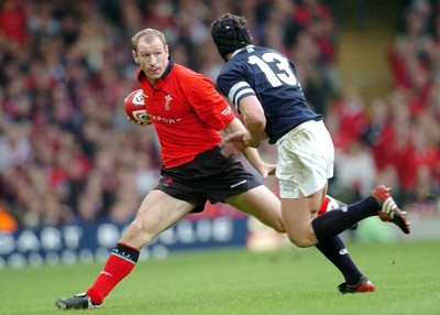 14-02-04. Wales v Scotland RBS Six Nations. Wales' Gareth Thomas takes on Tom Philip  Pic: James Davies/