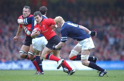14.02.04  Wales v Scotland  Iestyn Harris holds off Cameron Mather  Huw Evans,Cardiff