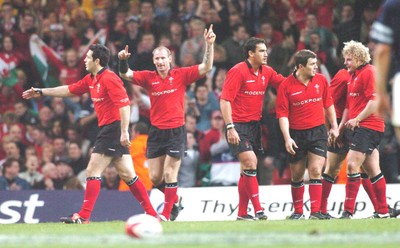 14-02-04. Wales v Scotland RBS Six Nations. Gareth Thomas and the welsh team celebrate beating scotland in their opening game of the six nations.  Pic: James Davies/