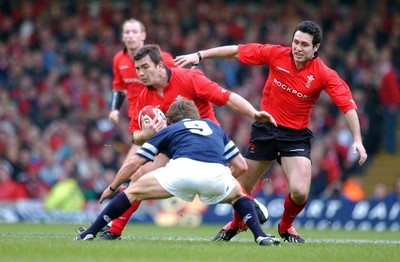 14.02.04  Wales v Scotland  Iestyn harris takes on Chris Cusiter  Huw Evans,Cardiff