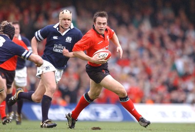 14.02.04  Wales v Scotland  Rhys Williams rips through the heart of the Scottish defence.  Huw Evans,Cardiff