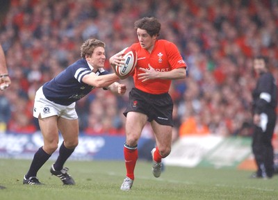 14.02.04  Wales v Scotland  Wales Shane Williams runs past Chris Patterson  Huw Evans,Cardiff
