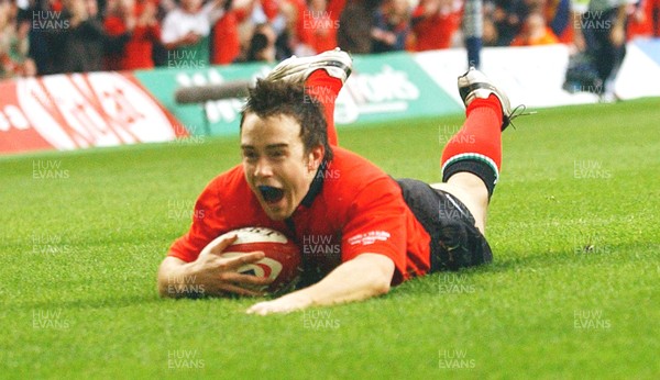14-02-04. Wales v Scotland RBS Six Nations. Wales' Rhys Williams dives over to score try.  Pic: James Davies/