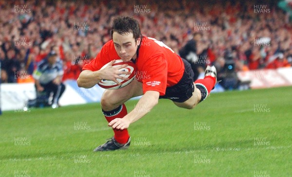 14-02-04. Wales v Scotland RBS Six Nations. Wales' Rhys Williams dives over to score try  Pic: James Davies/