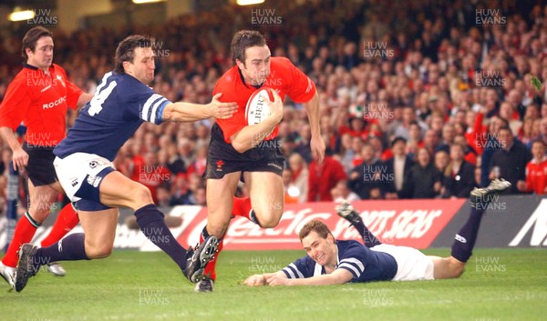 14-02-04. Wales v Scotland RBS Six Nations. Wales' Rhys Williams evades tackle from Simon Danielli (left) to score try.  Pic: James Davies/