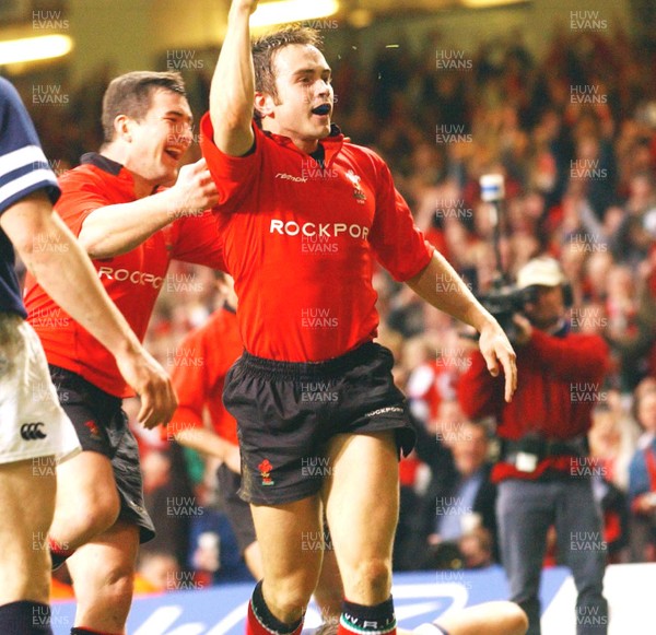 14-02-04. Wales v Scotland RBS Six Nations. Wales' Rhys Williams celebrates try with Iestyn Harris.  Pic: James Davies/