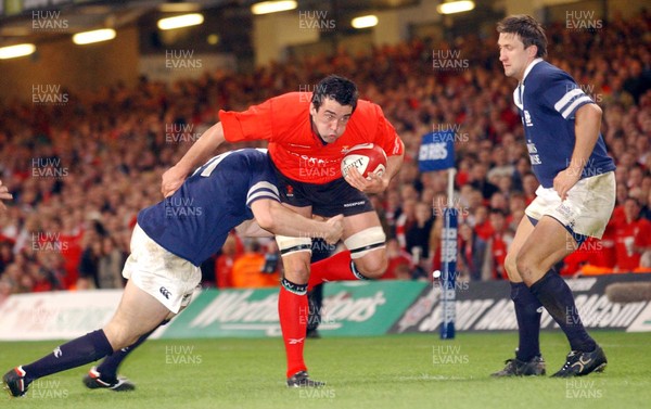 14-02-04. Wales v Scotland RBS Six Nations. Wales' Jonathan Thomas tries to shake off Andrew Henderson.  Pic: James Davies/